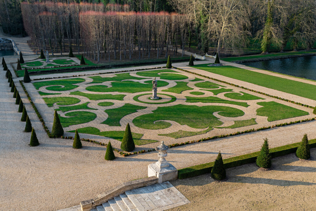 Couples can celebrate their wedding in historic palaces, luxury hotels or elegant private mansions